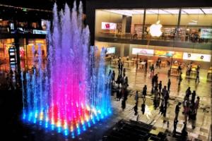 德甲联赛前的沉痛默哀，对疫情中逝去生命的致敬德甲联赛前将默哀